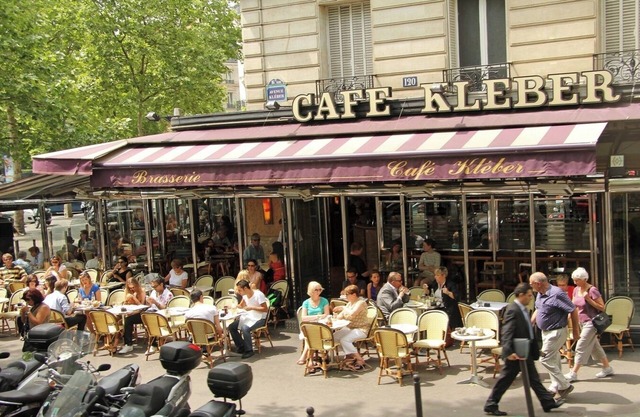 A HAVEN OF TRANQUILITY JUST STEPS FROM THE ICONIC ARC DE TRIOMPHE-AVENUE KLÉBER