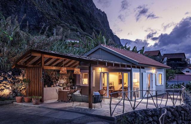 A hideaway by the sea, Casa da Rocha de Baixo
