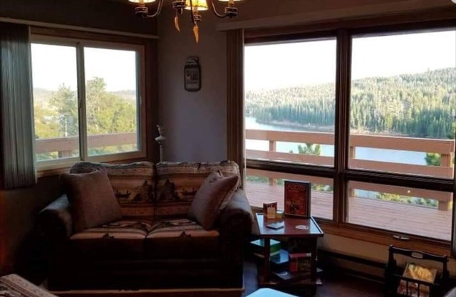 Ein Zuhause in der Ferne mit Blick auf den See.