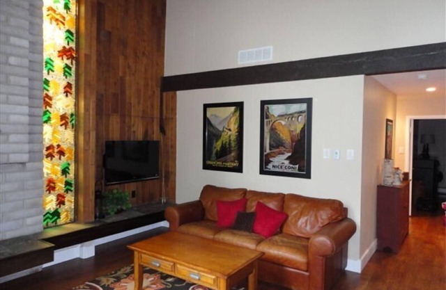 A home away from home !! 2b / 2b Condo, Great Location & Walk to Town!