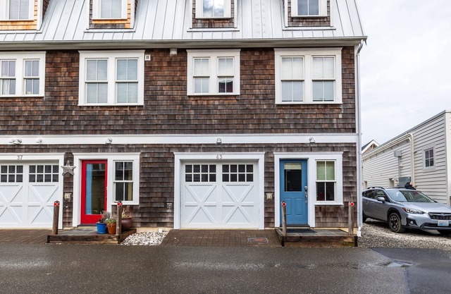A Hop Skip n Away, close to Town Center and the beach!