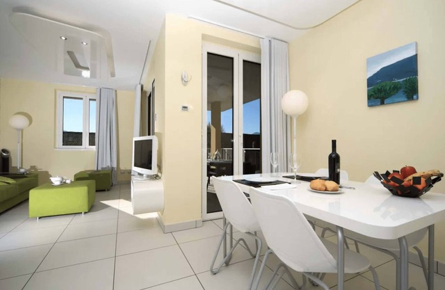 Zeitgenössische italienische Seenwohnung mit Pool.