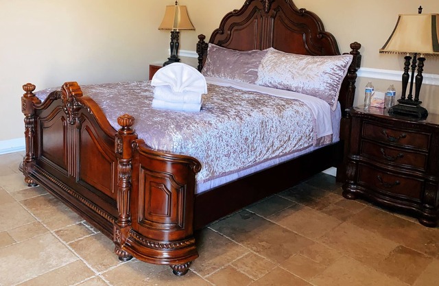 A large room with independent access is in a one-story house