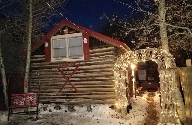Eine kleine Hütte mit Whirlpool in Red Lodge, Montana.