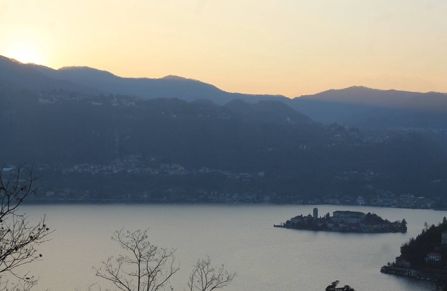 Ein langer Balkon mit Blick auf den Ortasee