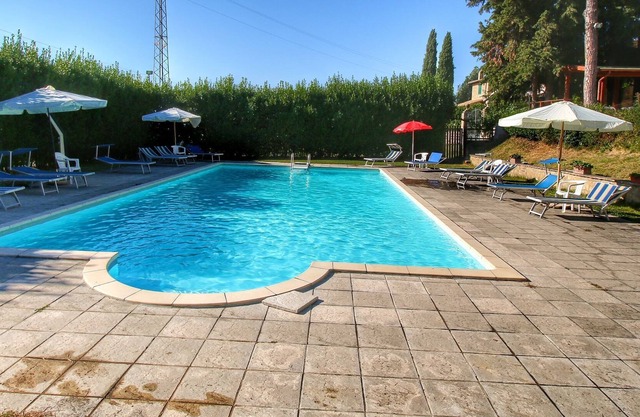 Geräumiger Bauernhof in Gualdo Cattaneo, Gemeinschaftspool