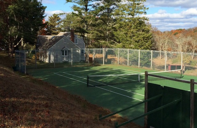 Schönes Haus mit Tennisplatz am Rand der Wiese