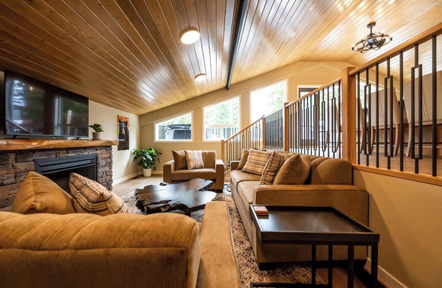 A lovely lake town luxury hot tub, creekside oasis/w hiking & outdoor activities