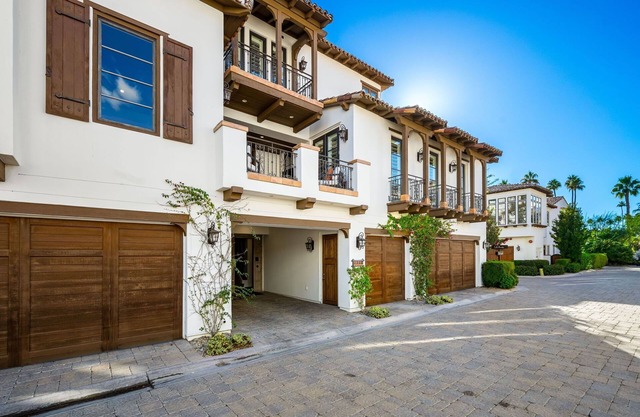 A Luxurious Downtown Palm Springs Retreat with Views