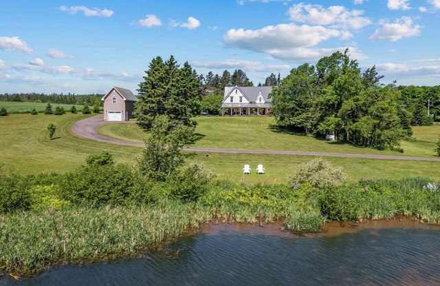 A Luxurious Retreat Clinton Pond Spacious 5-bedroom house with Hottub in Clinton