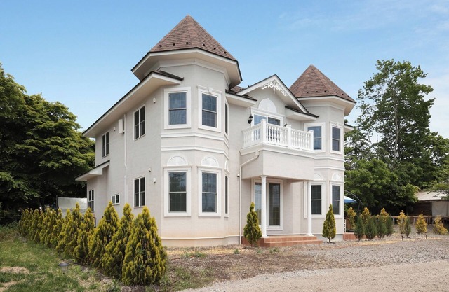 A luxurious villa designed in Queen Anne style / Kitasakugun Nagano