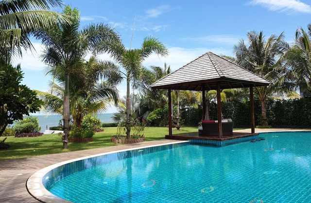 Eine Luxusvilla in den Tropen am Strand in einer privaten Domäne