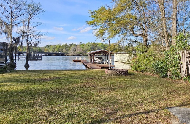 A-mazing clean and cozy Lakefront cottage! (Specials available)