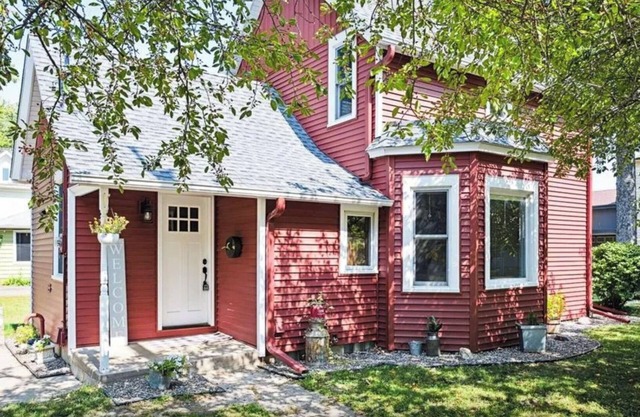 A meticulously restored farm house with a blend of vintage charm & modern luxury