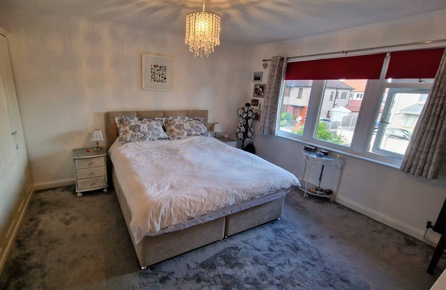 A Modern 2 Bedroom Apartment in the Quiet Leafy Grove, Close to the sea Front