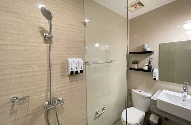 A modern and cozy place in BGC +wifi +netflix