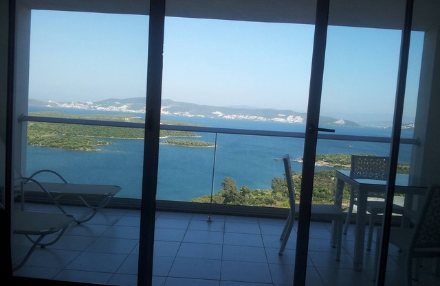 Ein modernes Luxusapartment mit einem Schlafzimmer in einem Resort mit Blick auf die Ägäis.