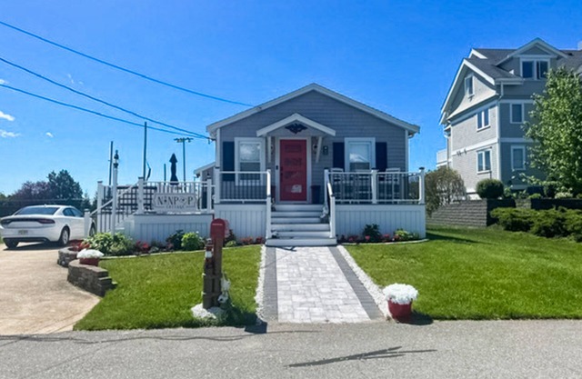 A New England coastal cottage with a little taste of Texas - dog friendly