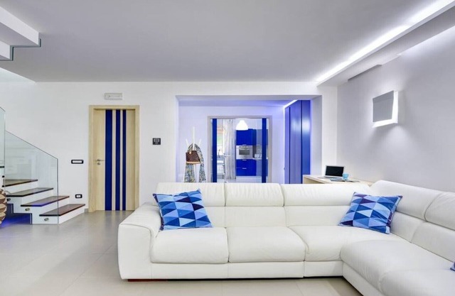 Eine neu renovierte, stilvolle 2-Zimmer-Wohnung mit herrlichem Meerblick