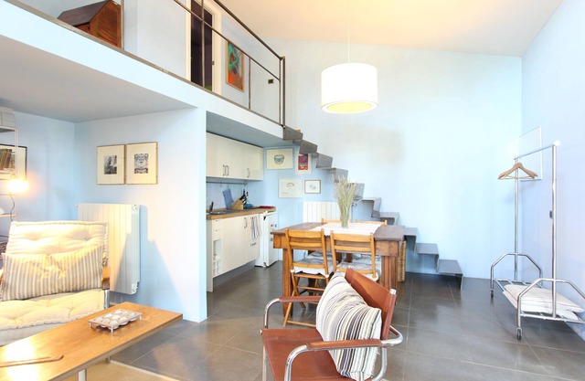 Eine schöne kleine Wohnung auf 2 Ebenen in einer modernen Villa mit Swimmingpool