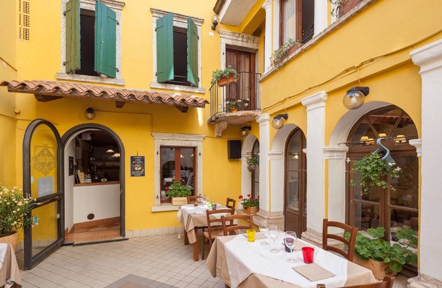 ein altes Gasthaus, das ist ein italienisches Wahrzeichen ... über 200 Jahre alt „1 SUITE“