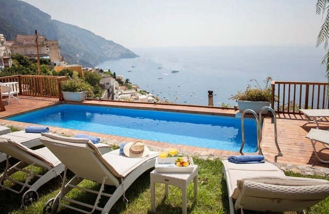 EINE PANORAMISCHE MODERNE VILLA IN POSITANO MIT PRIVATEM POOL