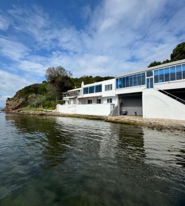 A peaceful holiday house in nature by the sea