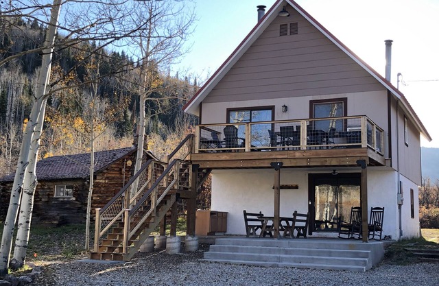 A peaceful mountain retreat with rustic charm 1/2 mile from ski and bike resort