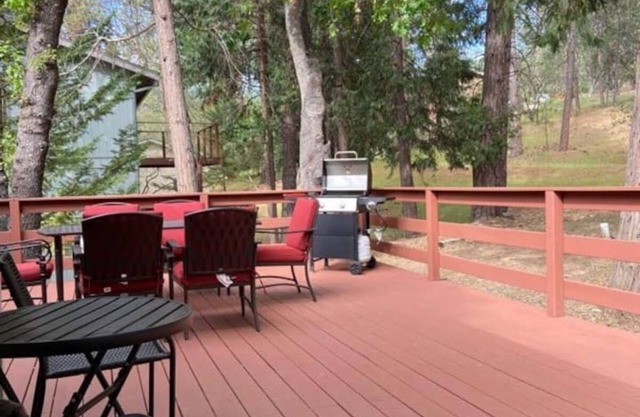 A peaceful refuge w/WiFi, central AC, deck & woods