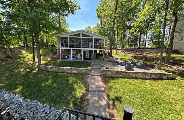 A Perfect Waterfront Getaway on Lake Gaston! Main Lake views. Deep Cove!