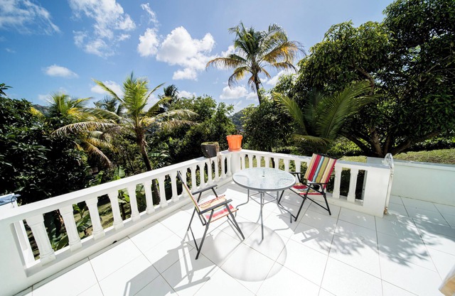 A personalized & Spacious Hilltop Orchard Villa- 5 min to the city.