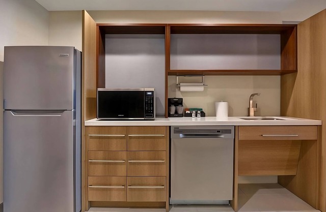 A Place You'll Surely Enjoy! Outdoor Pool, Kitchenette, Pets Allowed!