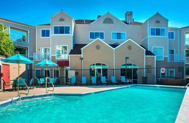 A Place You''ll Surely Enjoy! Free Parking, Onsite Pool, Pet-friendly Property
