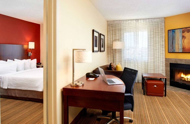A Place You'll Surely Enjoy! Minutes to Detroit Zoo, Free Breakfast, w/ Pool!