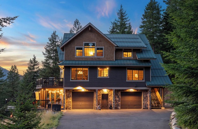 A PNW dream! Hot Tub, Views, Firepits, Games, Hiking and Epic Location!