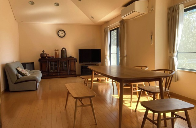 A private lodge with a view of the sea. Equipped with a fire pit. Clean rooms, non-smokers only! One child free