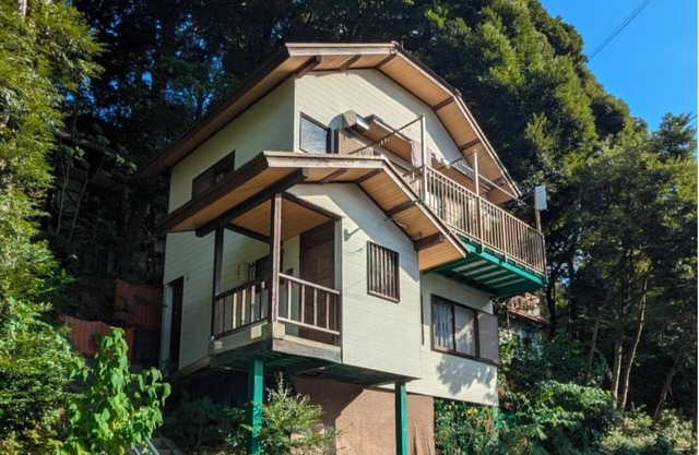 A quiet house in the mountains. It is an 8-minute drive from the boathouse at Ine and a 25-minute drive from Amanohashidate. There is also a swimming beach nearby.