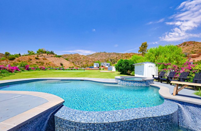A quiet mountain retreat with a magnificent ocean view