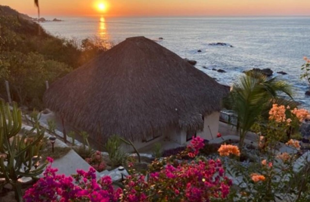 A quiet place away from society.W/ virgin beaches just a few steps away from you