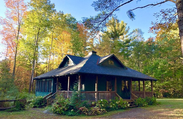 Ein ruhiger, privater Rückzugsort entlang eines plätschernden Baches in den Adirondack High Peaks