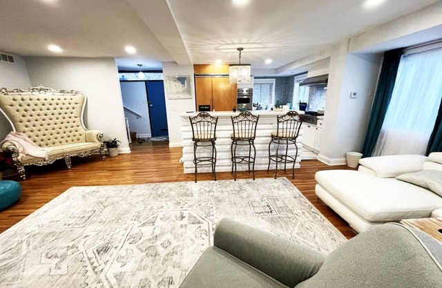 A Regal Retreat- Exclusive Parking Prime Local