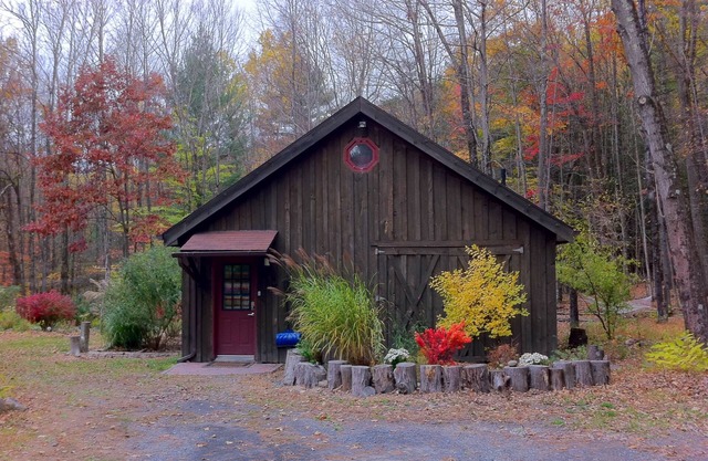 Eine romantische Flucht, Woodstock Barn von einem Bach mit Hot Tub