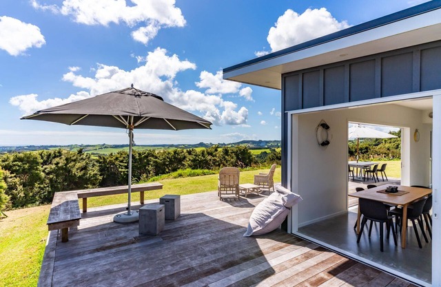 A Rural Retreat - Modern sunny holiday home with panoramic views over Mangawhai