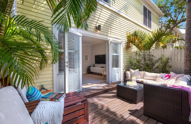 A SALTWATER REMEDY ~ 2 BR/2.5 Ba Townhome Truman Annex w/ Shared Pool!