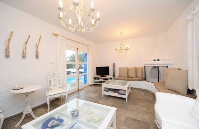 Eine private Villa mit Meerblick und beheiztem Whirlpool und Spa im Freien