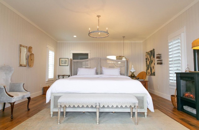 A secluded haven on 5,000 acres in NW Georgia, just 45 minutes from Atlanta and Chattanooga, and a quick 10-minute drive to downtown Rome. Explore private trails along the Etowah river, bask in wildlife, and gaze at mesmerizing stars. Your perfect es