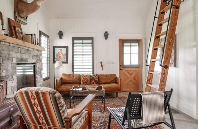 A secluded haven on 5,000 acres in NW Georgia, just 45 minutes from Atlanta and Chattanooga, and a quick 10-minute drive to downtown Rome. Explore private trails along the Etowah river, bask in wildlife, and gaze at mesmerizing stars. Your perfect es