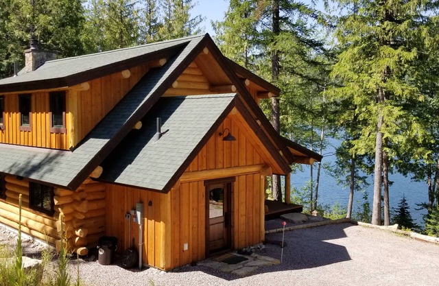 Eine heitere Lake Front Cabin Minuten von West Glacier National Park