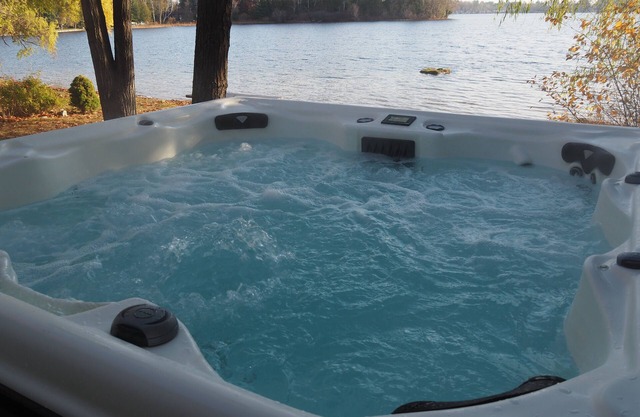 A Short's Walk - Sandy Lakefront with Spa / Hot Tub and Kayaks!