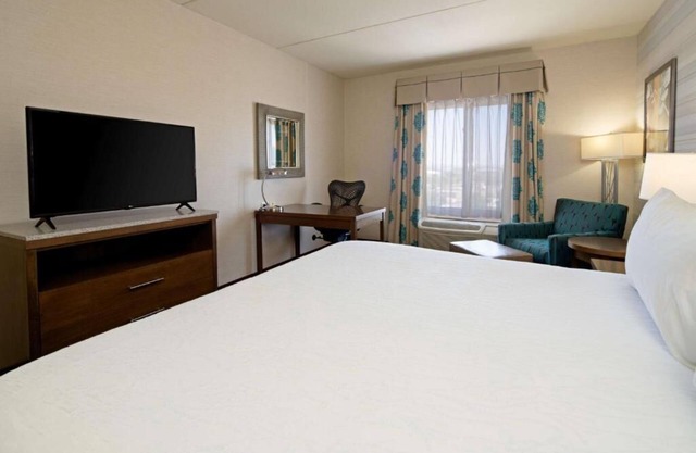 A Slice of Paradise! Indoor Pool, Pets Allowed, Free Shuttle, Free Parking!